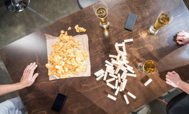 Jenga blokları, bira ve cips