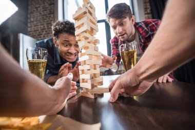 Jenga oyunu oynarken erkekler