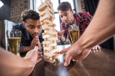 Jenga oyunu oynarken erkekler
