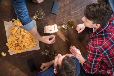 Jenga oyunu oynarken erkekler