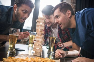 Jenga oyunu oynarken erkekler