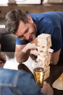 Jenga oyunu oynarken adam 