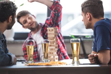 Jenga oyunu oynarken erkekler