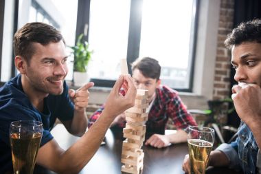 Jenga oyunu oynarken erkekler