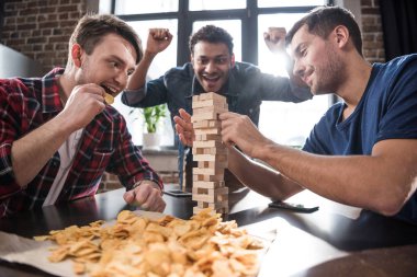 Jenga oyunu oynayan genç insanlar