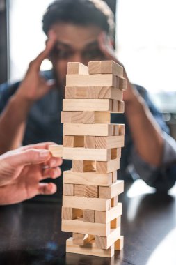Jenga oyunu oynarken arkadaşlar