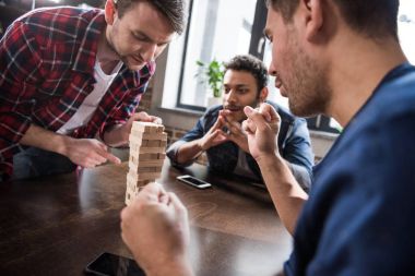 Jenga oyunu oynayan genç insanlar
