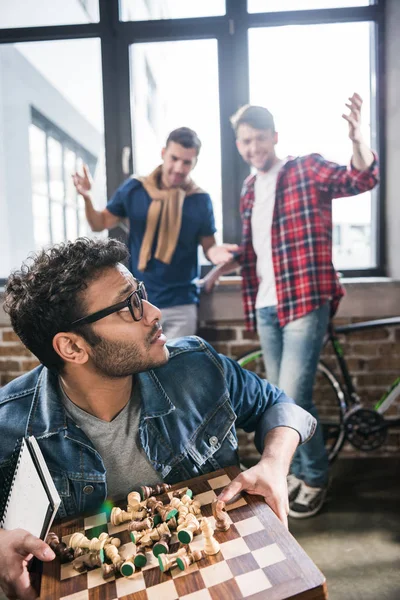 Hombre sosteniendo tablero de ajedrez — Foto de Stock