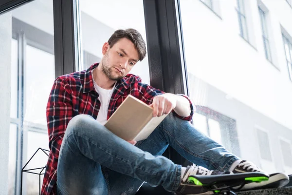 Hombre leyendo libro — Foto de Stock