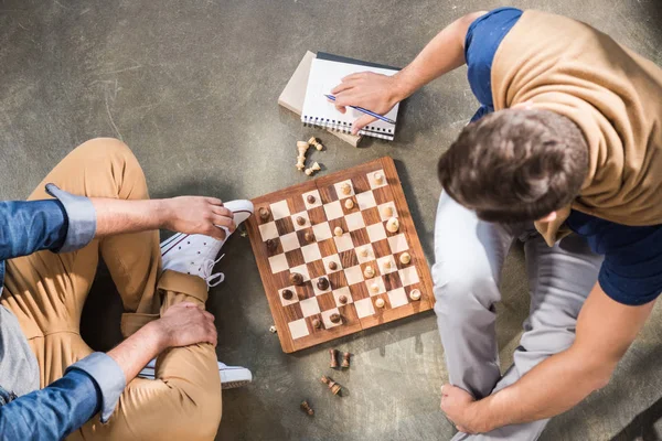 Homens jogando xadrez — Fotografia de Stock