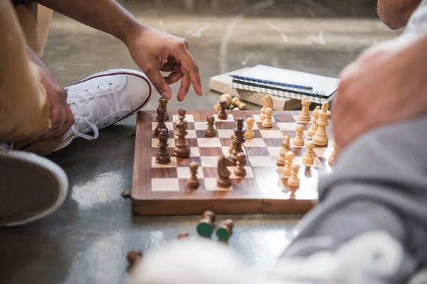 Männer spielen Schach — Stockfoto