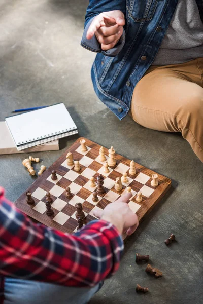 Чоловіки гри в шахи — стокове фото