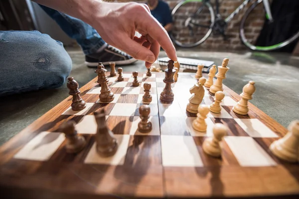 Mannen spelen schaak — Stockfoto