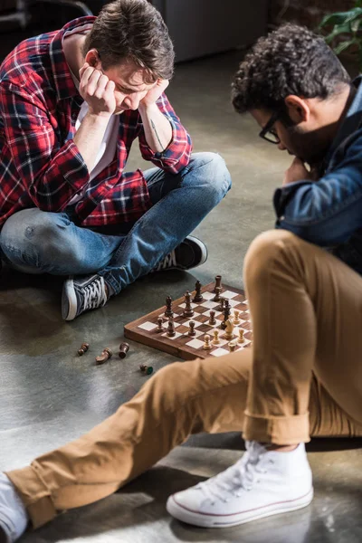 Män spelar schack — Stockfoto