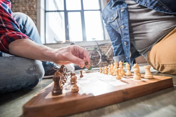 Muži hrají šachy — Stock fotografie
