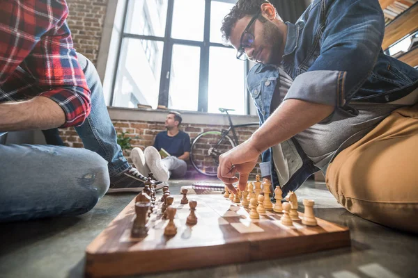 Mannen spelen schaak — Stockfoto
