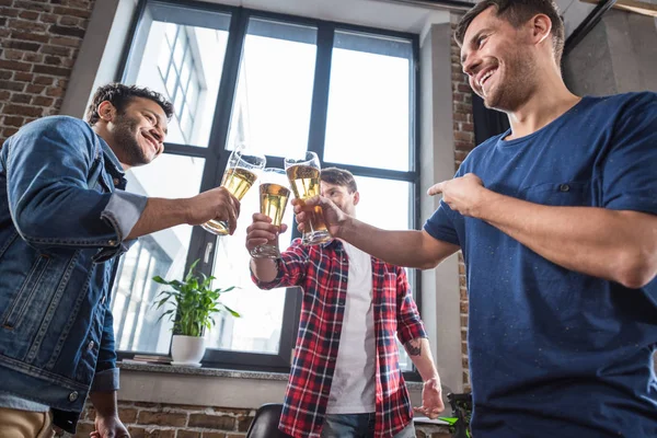 Mannen die bier drinken — Stockfoto