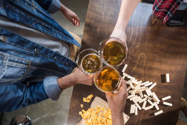 Män som dricker öl — Stockfoto