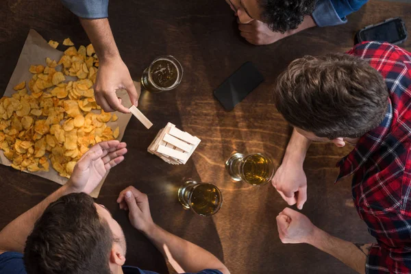 Homens jogando jenga jogo — Fotografia de Stock