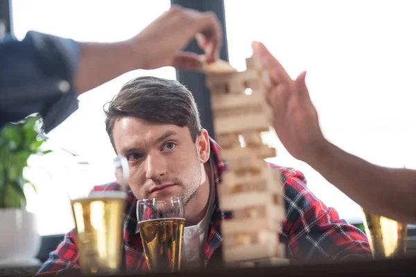 Homens jogando jenga jogo — Fotografia de Stock