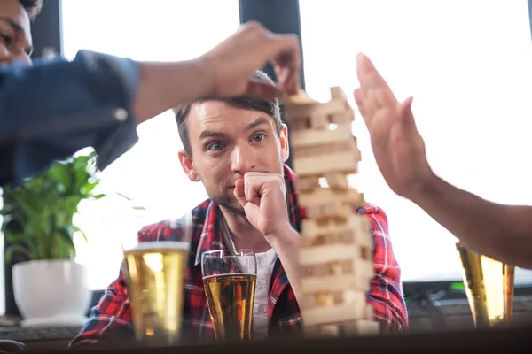 Άνδρες που παίζετε jenga παιχνίδι — Φωτογραφία Αρχείου