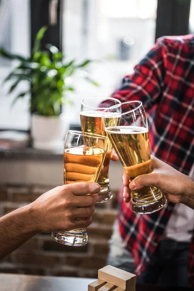 Men clinking glasses — Stock Photo, Image