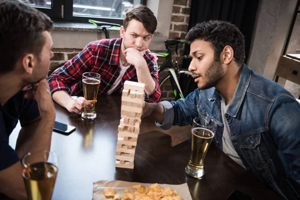 Young people playing jenga game — Free Stock Photo