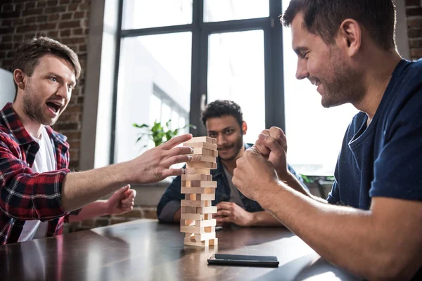 Jovens jogando jenga jogo — Fotografia de Stock