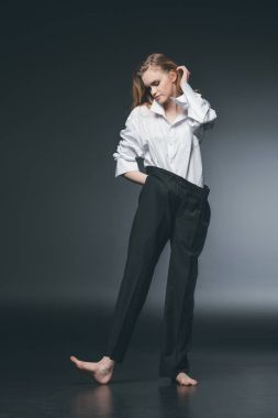 ayakta ve siyahta poz kadın