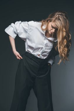 ayakta ve siyahta poz kadın