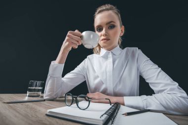 Fincan kahve masada oturan kadın