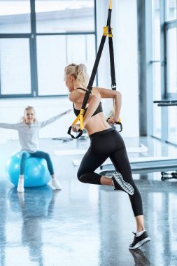 Sarışın fitness kadın trx fitness kayışları ile eğitim
