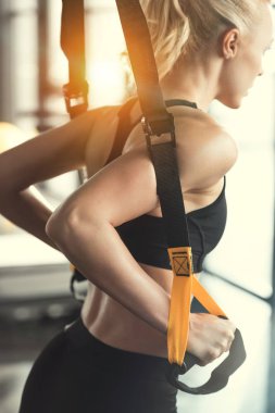 Sarışın fitness kadın trx fitness kayışları ile eğitim