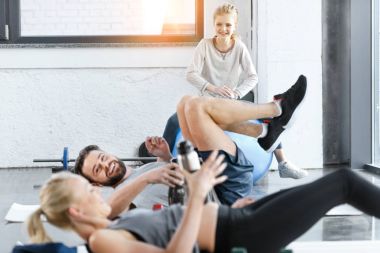 Fitness stüdyosu nda jimnastik yapan insanlar