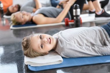 Kız fitness stüdyosu nda jimnastik yapıyor