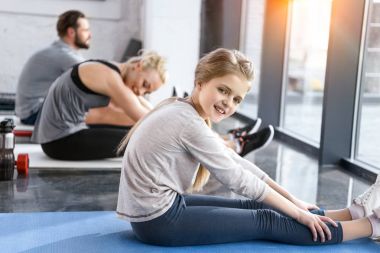 Fitness stüdyosu nda jimnastik yapan insanlar
