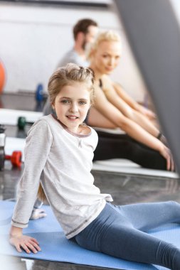 Kız fitness stüdyosu nda jimnastik yapıyor