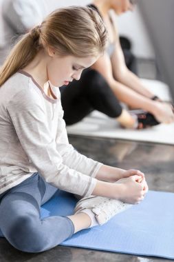 Kız fitness stüdyosu nda jimnastik yapıyor