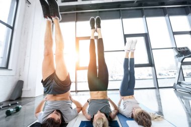 Fitness stüdyosu nda jimnastik yapan insanlar