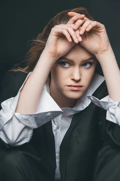 Mujer sentada y posando en traje masculino — Foto de Stock