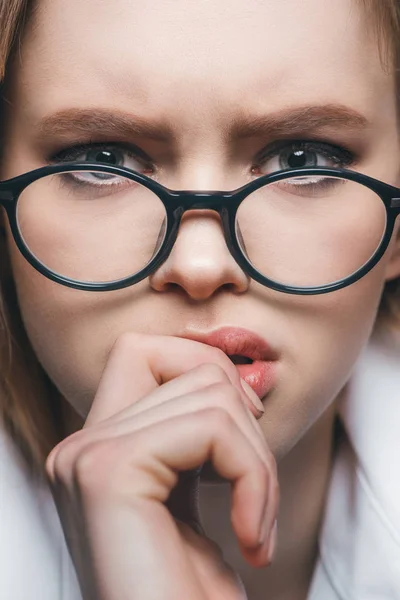 Blonde Geschäftsfrau mit Brille — Stockfoto