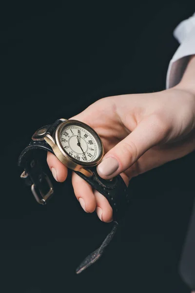 Mão feminina segurando relógio vintage — Fotografia de Stock