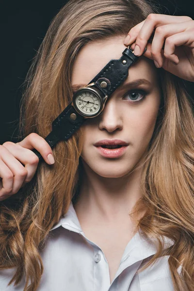 Mädchen versteckt Auge mit Vintage-Uhr — Stockfoto