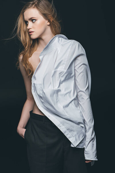 девушка в белой мужской рубашке
 