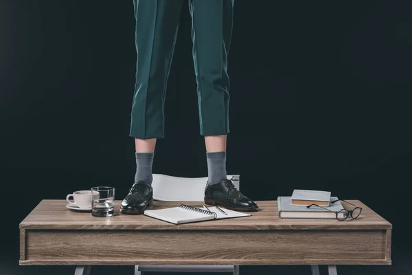 Mãos femininas em pé na mesa com objetos — Fotografia de Stock