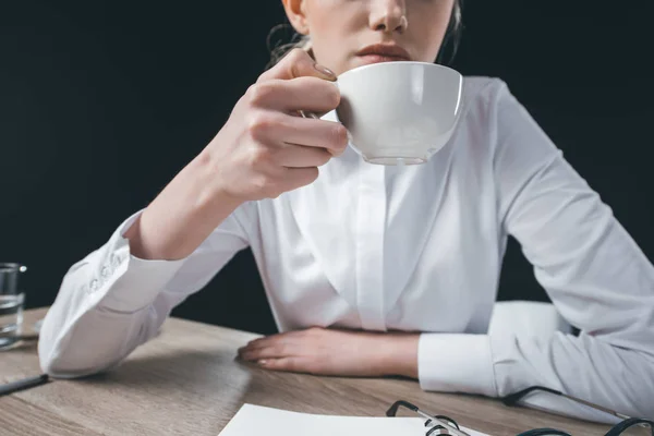 Wanita duduk di meja dengan secangkir kopi — Stok Foto