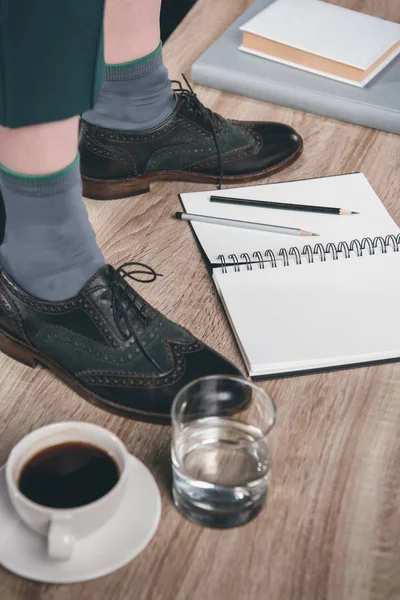 Manos femeninas de pie sobre la mesa con objetos — Foto de stock gratuita