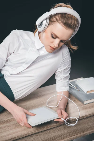 Blonde businesswoman in headphones — Stock Photo, Image