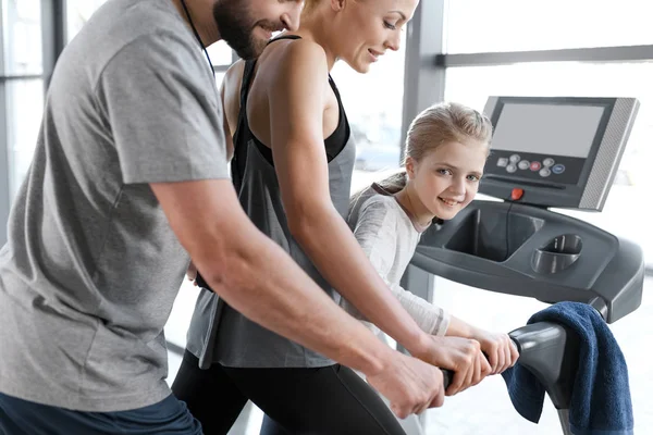 Boldog családi edzés a futópadon, oldalnézetből — Stock Fotó