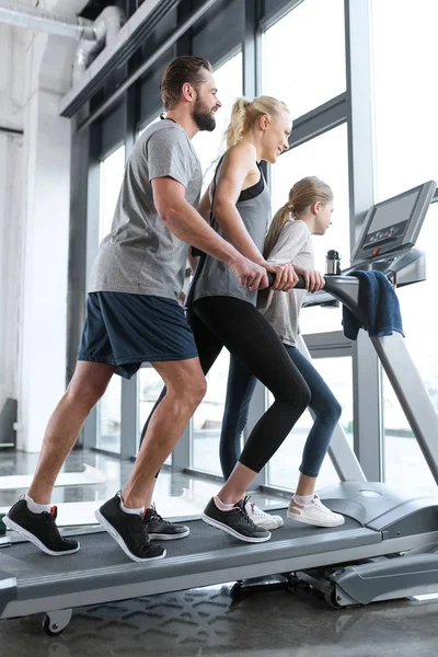 Happy family workout on treadmill, side view — Stock Photo, Image